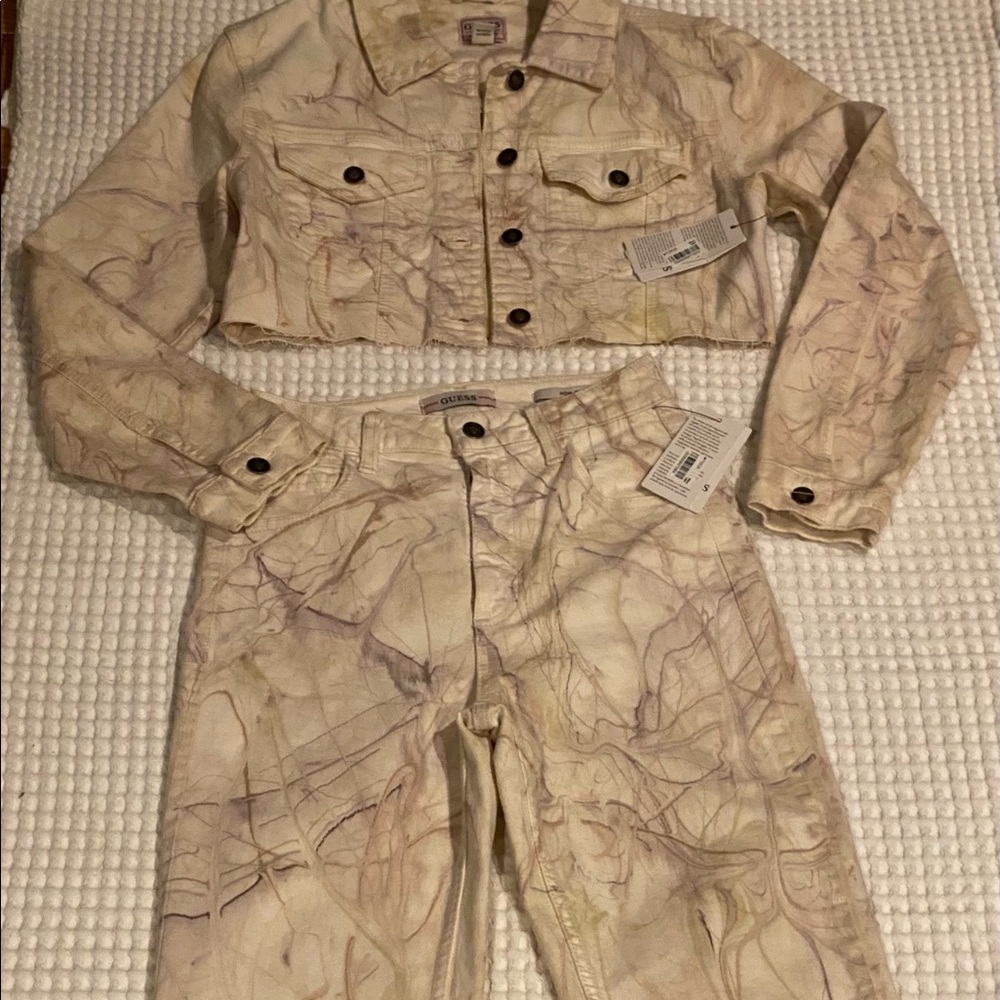 Brand new beautiful w/tags 2piece outfit from Guess for woman. Stunning & sexy